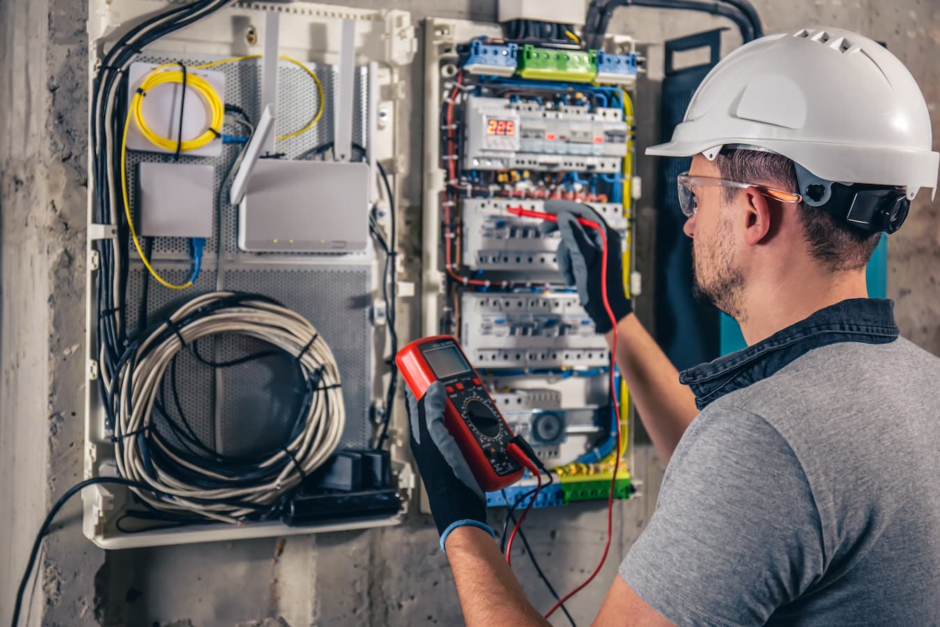 Instalaciones Eléctricas: La clave para el ahorro eléctrico y el buen funcionamiento de equipos en empresas